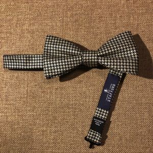 Stafford Navy and Gold Houndstooth Bow Tie